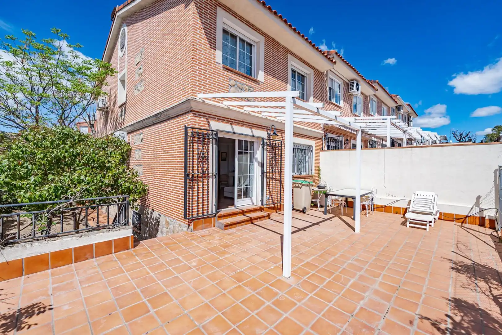Terrasse von Einfamilien-Reihenhaus zum Verkauf in Sevilla la Nueva mit Klimaanlage, Heizung und Privatgarten