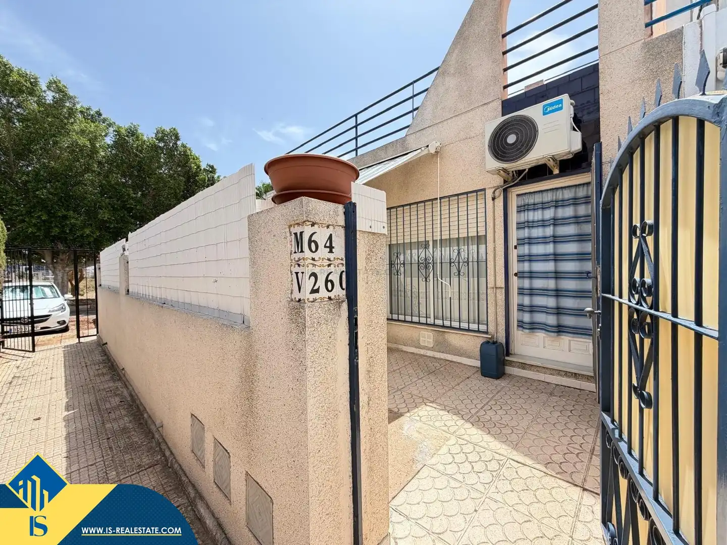 Vista exterior de Casa o xalet en venda en Torrevieja amb Aire condicionat, Terrassa i Traster