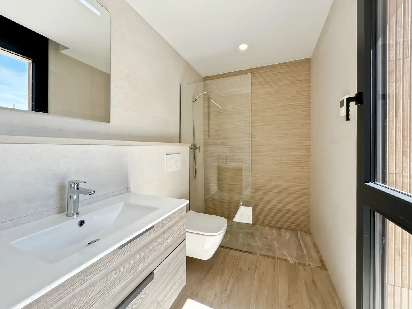 Badezimmer von Einfamilien-Reihenhaus zum Verkauf in Empuriabrava mit Klimaanlage, Heizung und Schwimmbad