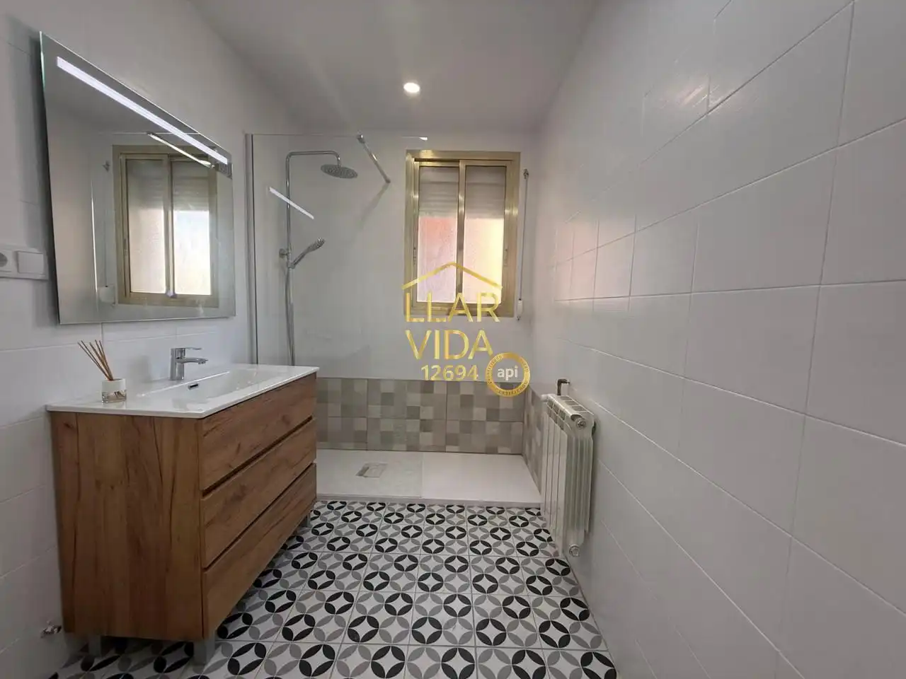 Badezimmer von Wohnung zum Verkauf in Lleida mit Heizung, Parkett und Balkon