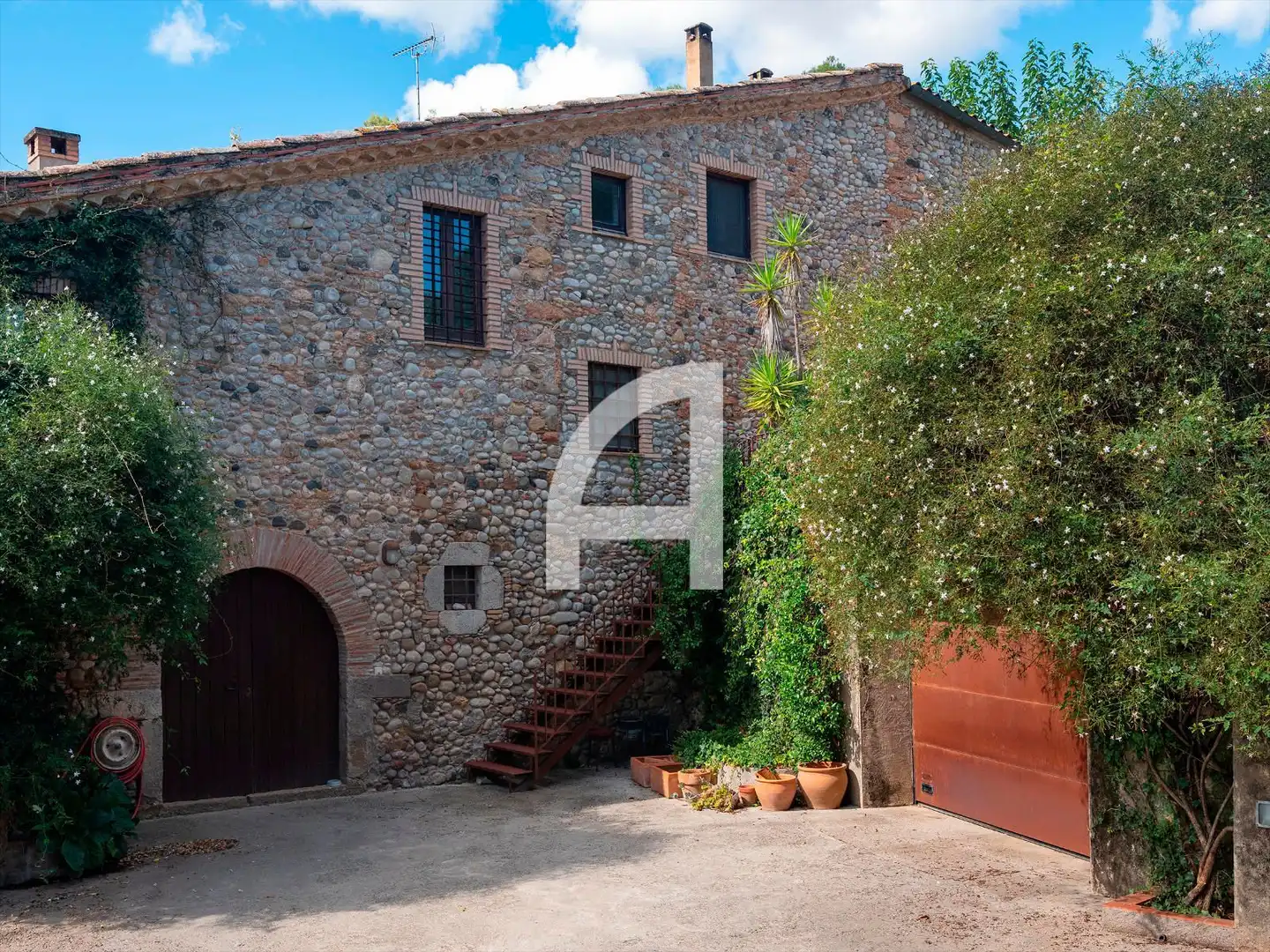 Vista exterior de Finca rústica en venta en Sant Miquel de Fluvià con Calefacción, Piscina y Amueblado