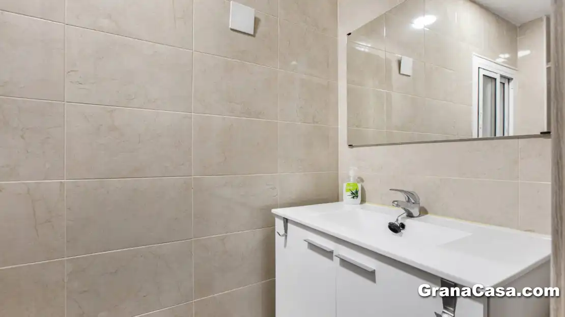Bathroom of Flat for rent in Maracena  with Air Conditioner, Heating and Furnished