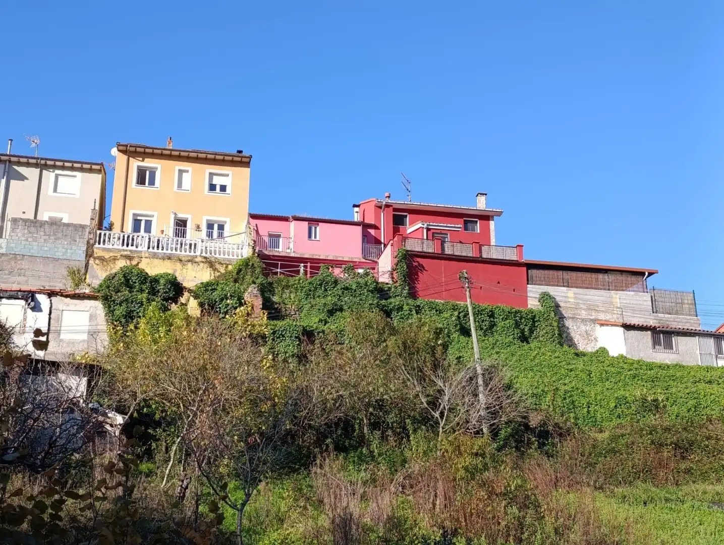 Vista exterior de Casa o xalet en venda en Avilés amb Calefacció, Terrassa i Traster