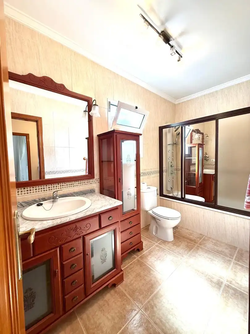 Baño de Casa adosada en venta en Frigiliana con Aire acondicionado, Jardín privado y Trastero