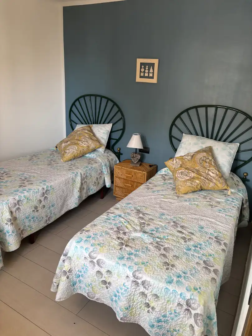 Dormitori de Apartament de lloguer en Castell d'Aro, Platja d'Aro i s'Agaró amb Moblat, Rentadora i Balcó