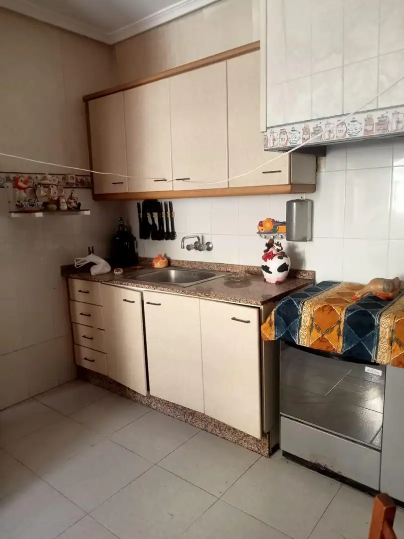 Cuina de Casa adosada en venda en Monóvar  / Monòver amb Jardí privat, Terrassa i Balcó