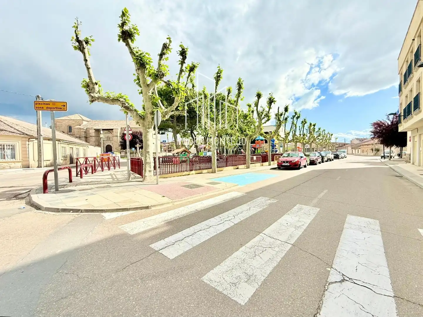 Vista exterior de Piso en venta en Castellanos de Moriscos con Calefacción, Horno y Lavadora
