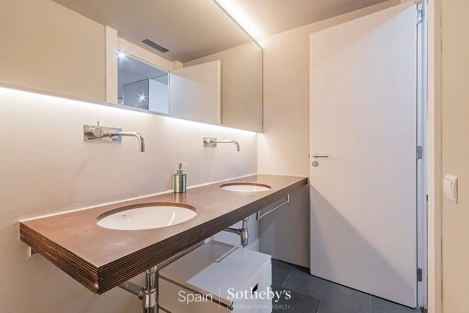 Baño de Ático en venta en Barcelona con Aire acondicionado, Terraza y Piscina