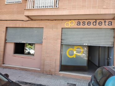 Locale commerciale in affitto a Calle Domeño 12