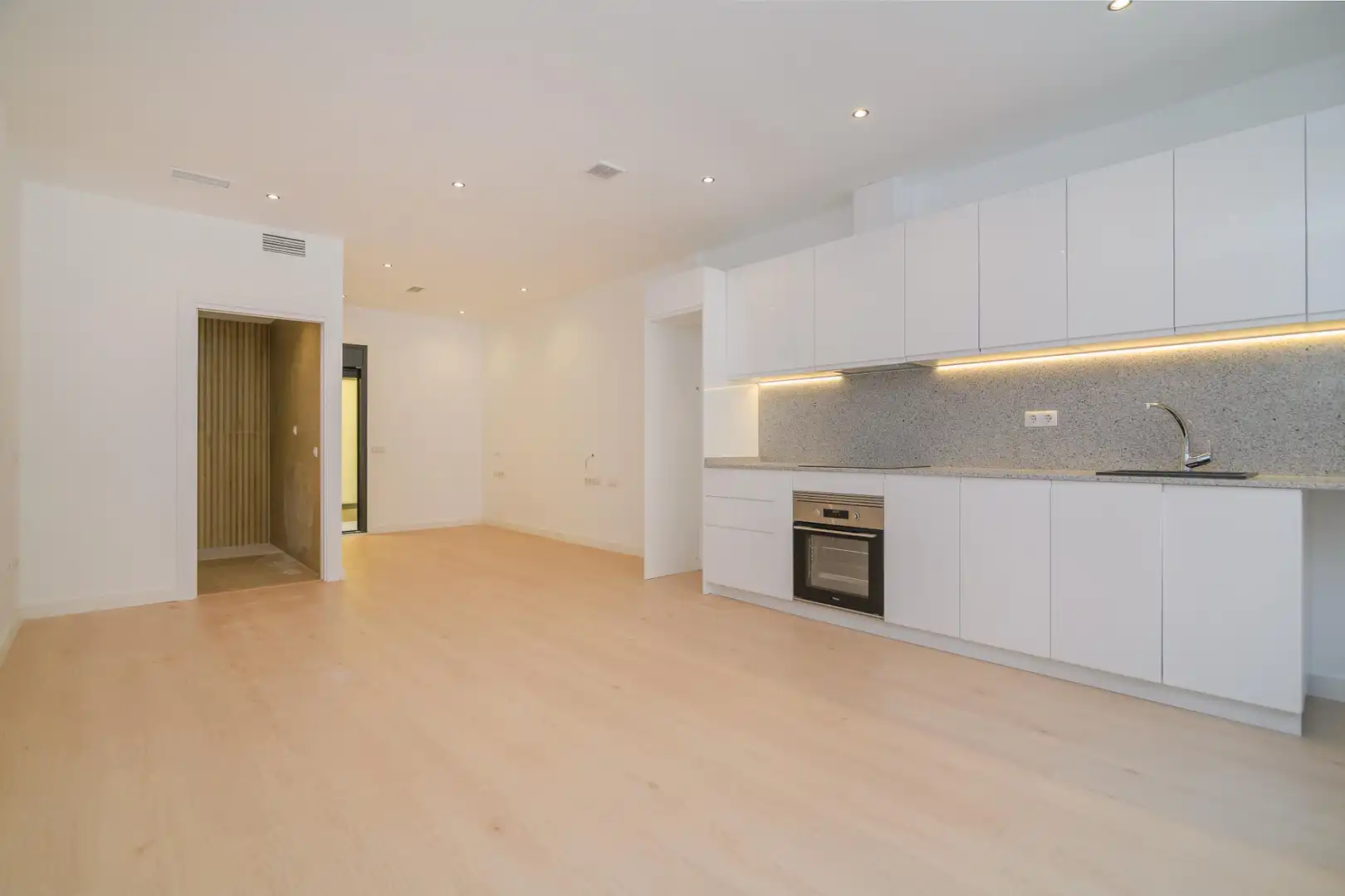 Flat with lift for sale in Carrer Victòria 95, imagen 4