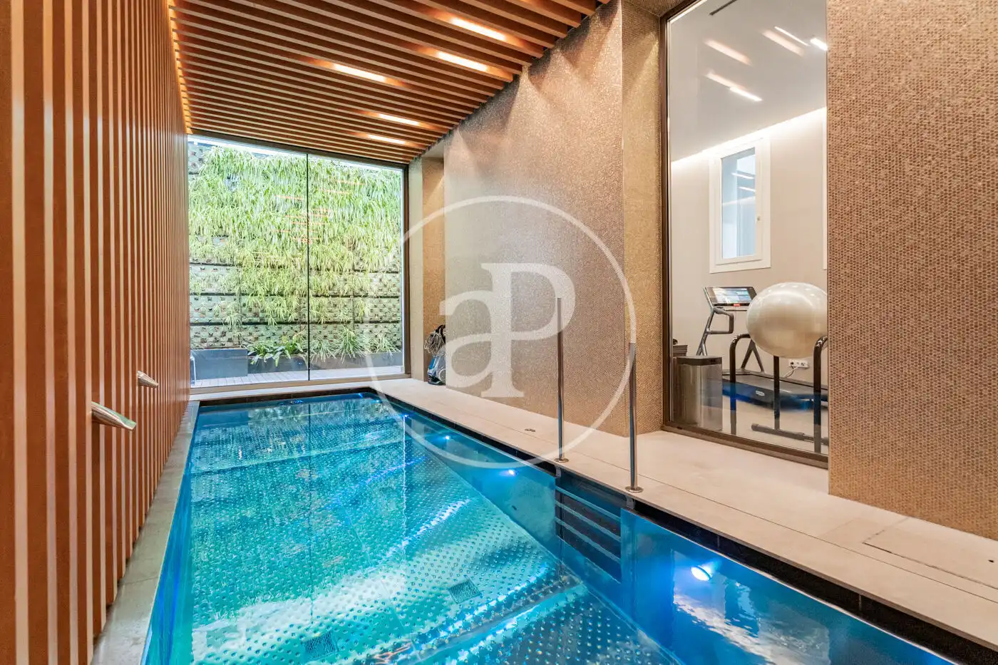 Piscina de Piso en venta en Madrid con Aire acondicionado, Calefacción y Jardín privado