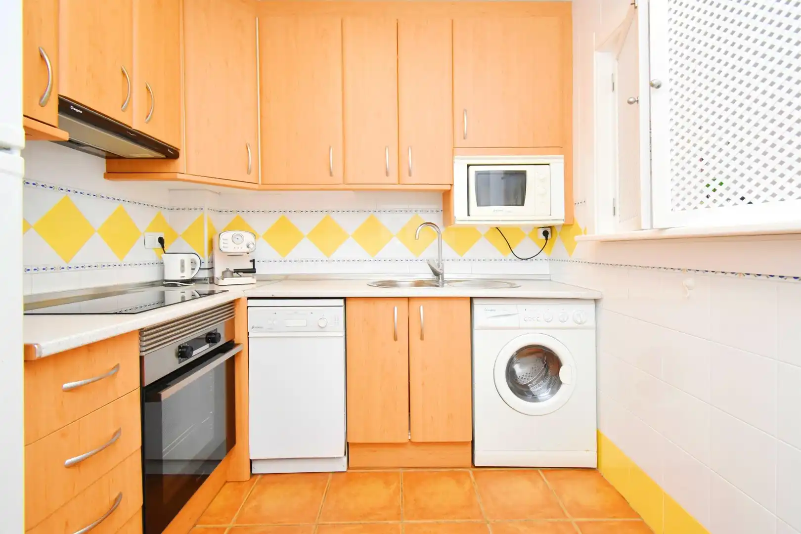 Küche von Wohnung zum Verkauf in El Ejido mit Klimaanlage, Privatgarten und Terrasse
