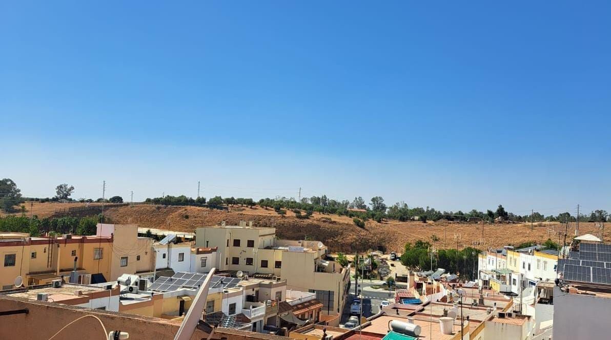 Exterior view of House or chalet for sale in Alcalá de Guadaira  with Terrace and Storage room