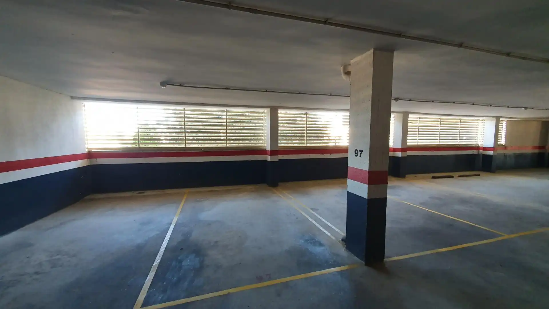 Parkplatz von Wohnung zum Verkauf in Cullera mit Klimaanlage und Möbliert