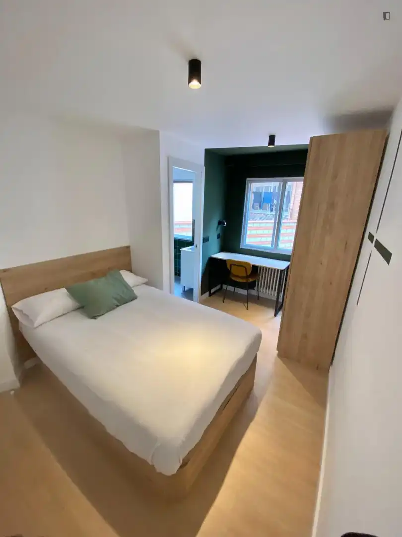Dormitori de Apartament per a compartir en Madrid amb Calefacció, Moblat i Forn