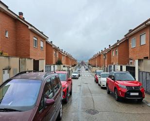 Vista exterior de Casa o xalet en venda en Tórtola de Henares amb Jardí privat