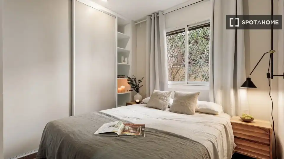 Dormitori de Apartament per a compartir en Barcelona amb Aire condicionat, Terrassa i Moblat