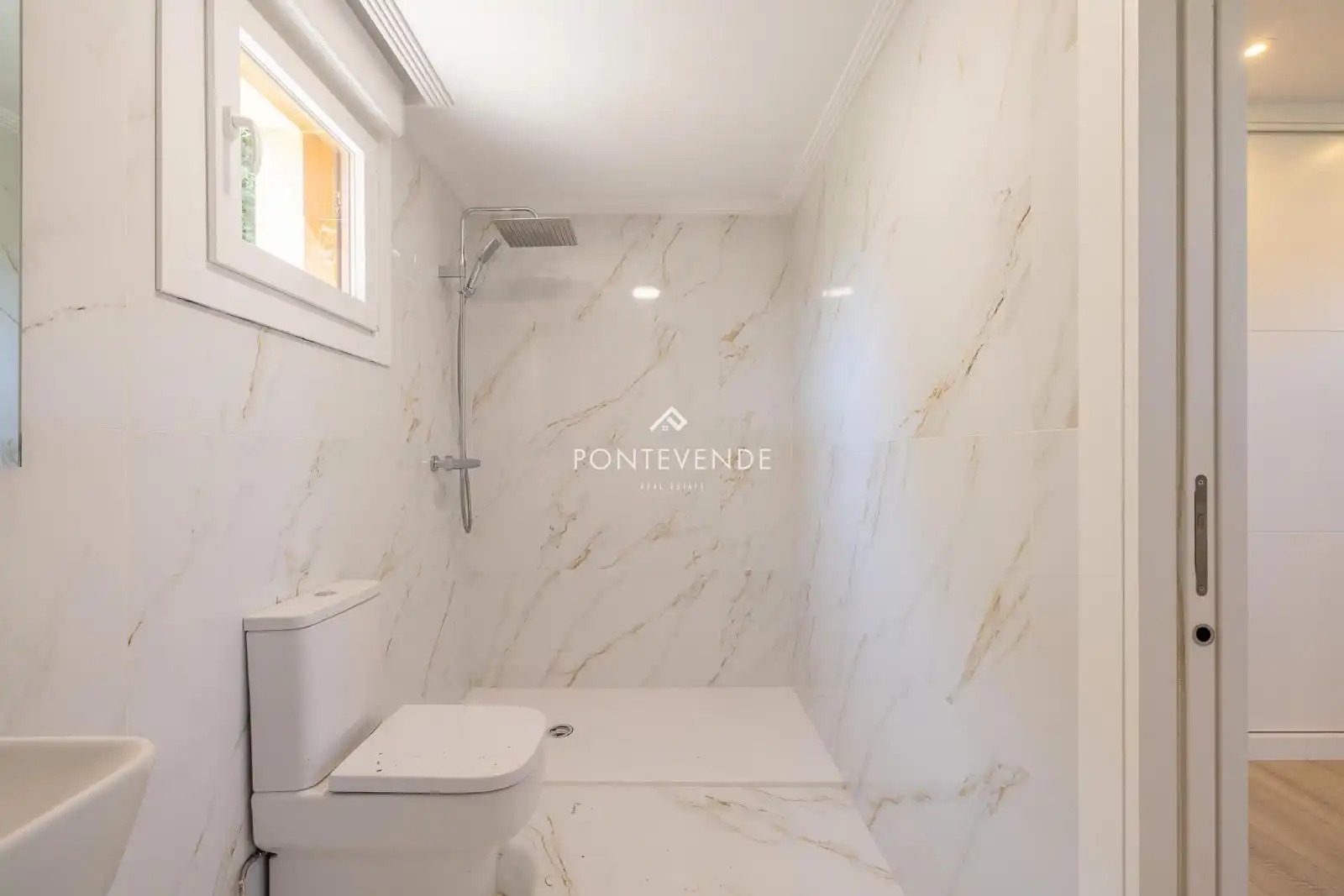 Bathroom of Houses for sale in Sanxenxo  with Private garden, Parquet flooring and Terrace