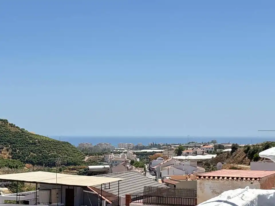 Vista exterior de Casa adosada en venda en Algarrobo amb Aire condicionat, Terrassa i Balcó