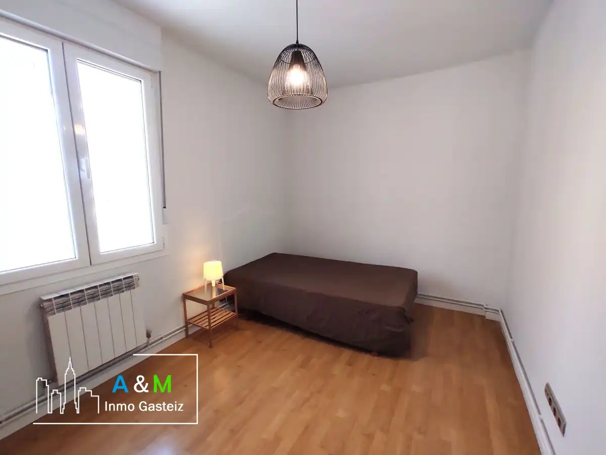 Dormitori de Pis de lloguer en Vitoria - Gasteiz amb Calefacció, Parquet i Terrassa