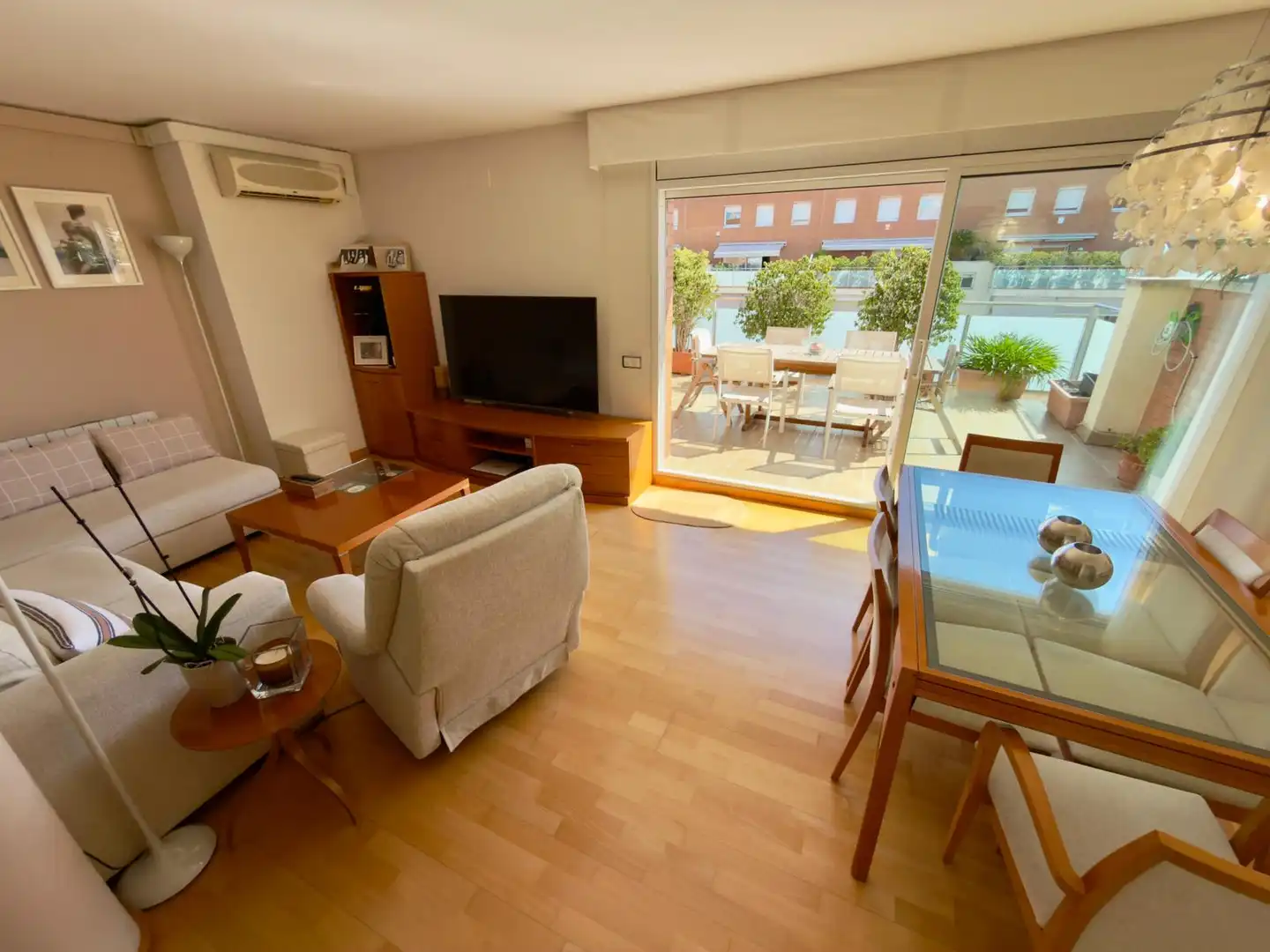 Sala de estar de Ático en venta en Cornellà de Llobregat con Aire acondicionado, Calefacción y Parquet