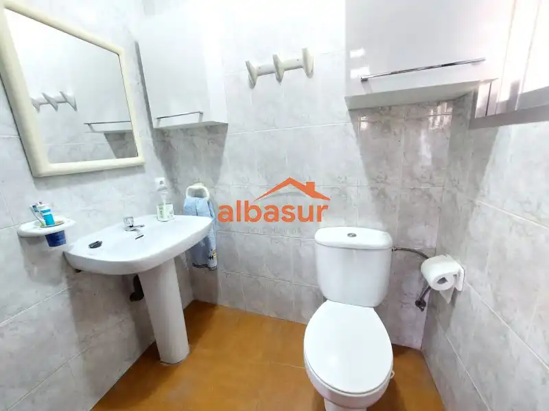 Bany de Casa o xalet en venda en Córdoba amb Aire condicionat, Calefacció i Jardí privat