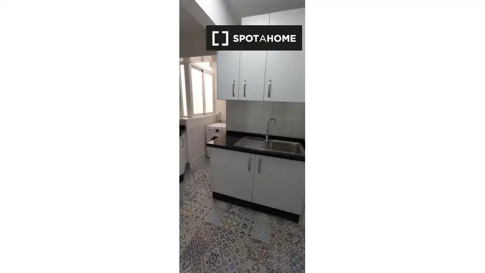 Cuina de Pis de lloguer en Sevilla amb Aire condicionat, Calefacció i Moblat