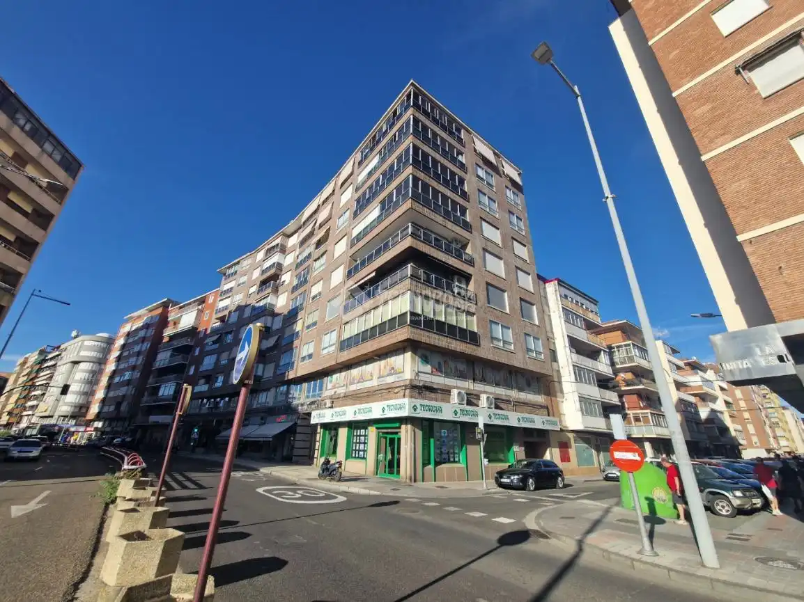 Vista exterior de Piso en venta en Palencia con Calefacción, Parquet y Terraza