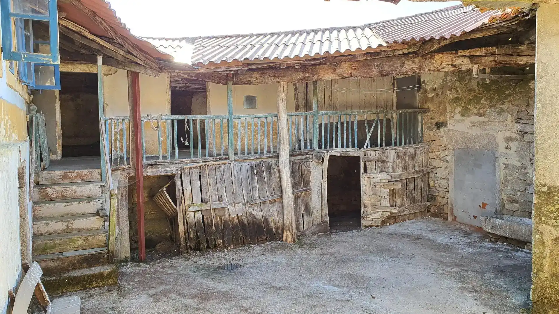 Vista exterior de Casa adosada en venda en Rodeiro amb Jardí privat i Traster
