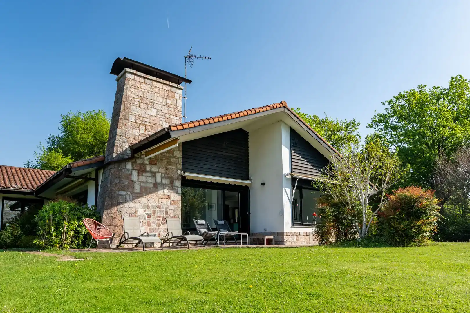Vista exterior de Casa o xalet en venda en Irun  amb Balcó