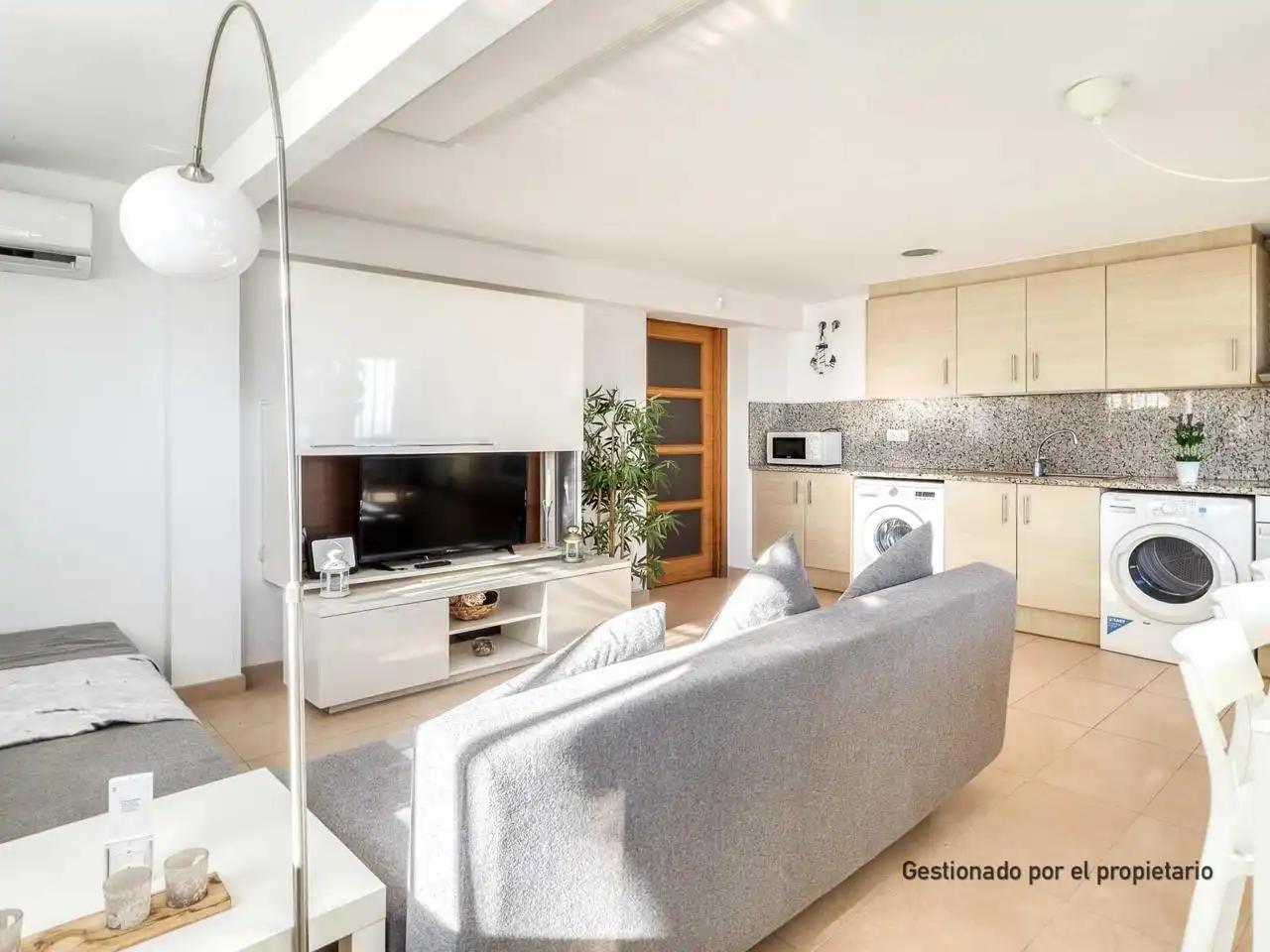 Sala de estar de Planta baja en venta en Castell d'Aro, Platja d'Aro i s'Agaró con Aire acondicionado y Amueblado