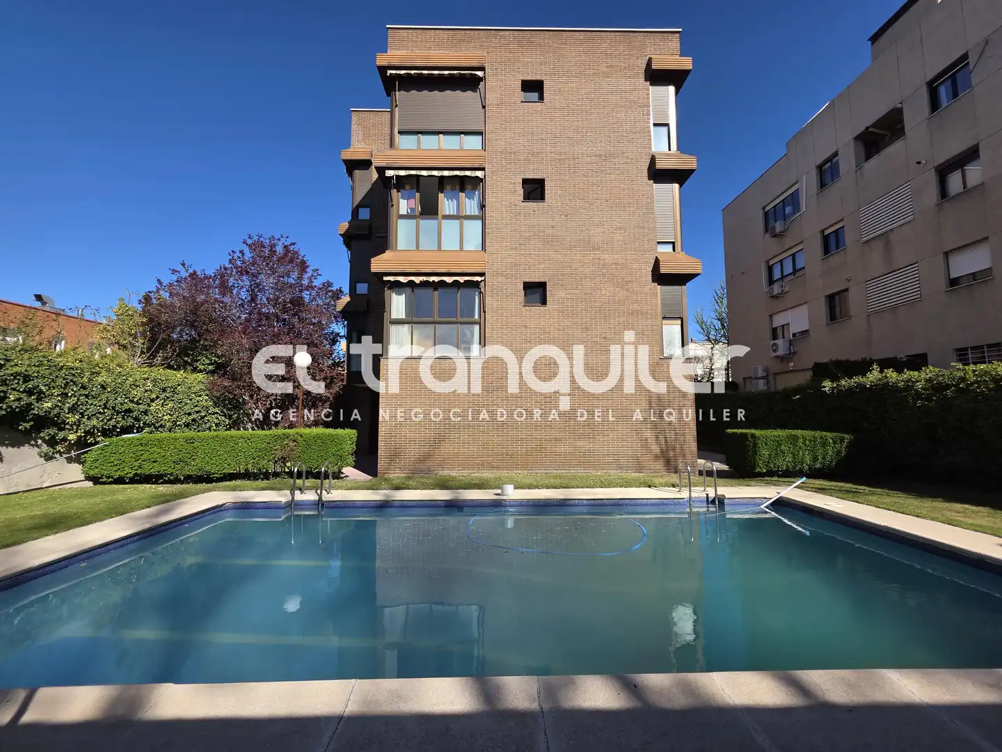 Vista exterior de Pis de lloguer en Madrid amb Aire condicionat, Parquet i Piscina