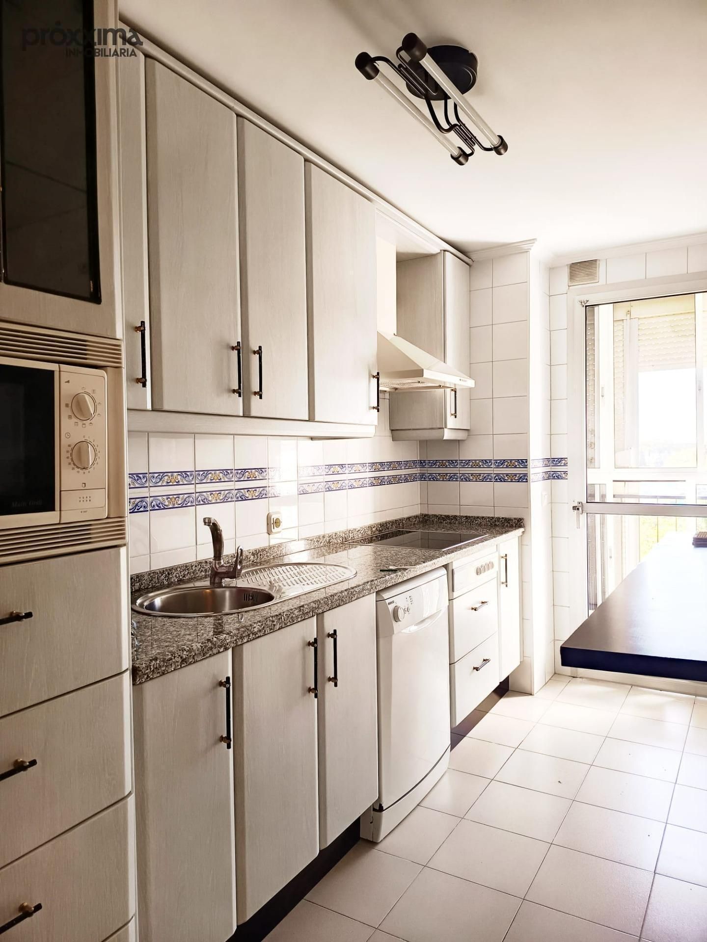 Cocina de Piso de alquiler en  Sevilla Capital con Aire acondicionado, Terraza y Piscina comunitaria