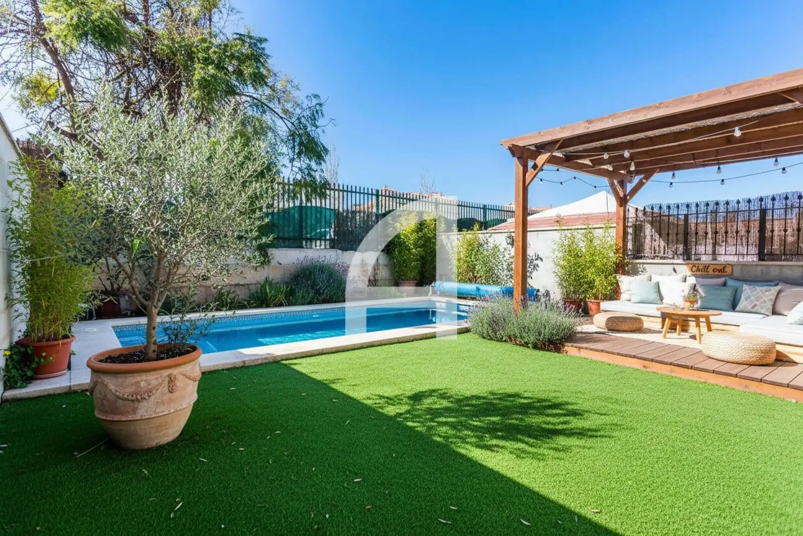 Schwimmbecken von Einfamilien-Reihenhaus zum Verkauf in Fuengirola mit Terrasse, Abstellraum und Schwimmbad