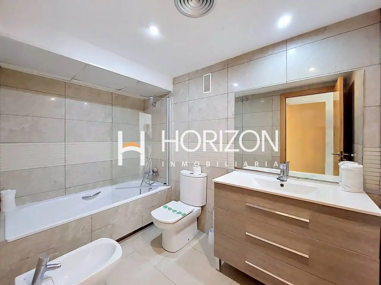 Badezimmer von Wohnungen zum Verkauf in Salou mit Klimaanlage, Heizung und Terrasse