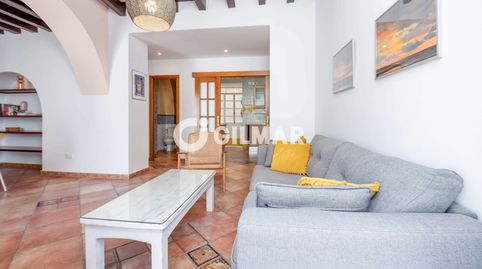 En el corazón del Casco Histórico de Cádiz, presentamos una vivienda única y llena de historia. Este piso está ubicado en un edifi