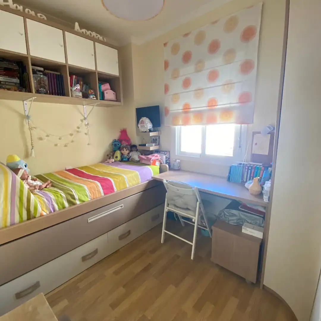 Habitación de Casa adosada en venta en Dos Hermanas con Aire acondicionado, Parquet y Trastero
