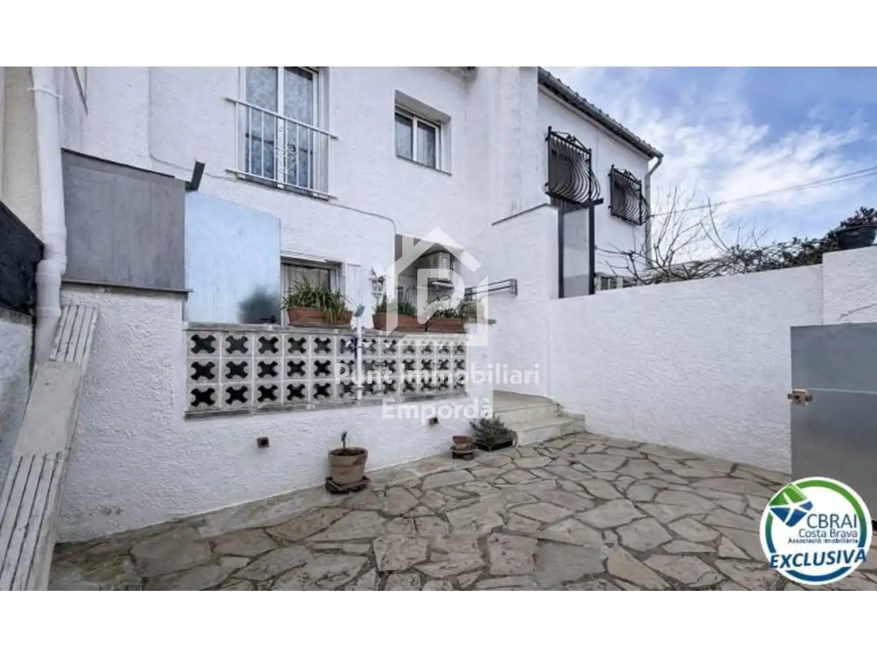 Außenansicht von Einfamilien-Reihenhaus zum Verkauf in Empuriabrava mit Klimaanlage, Heizung und Terrasse