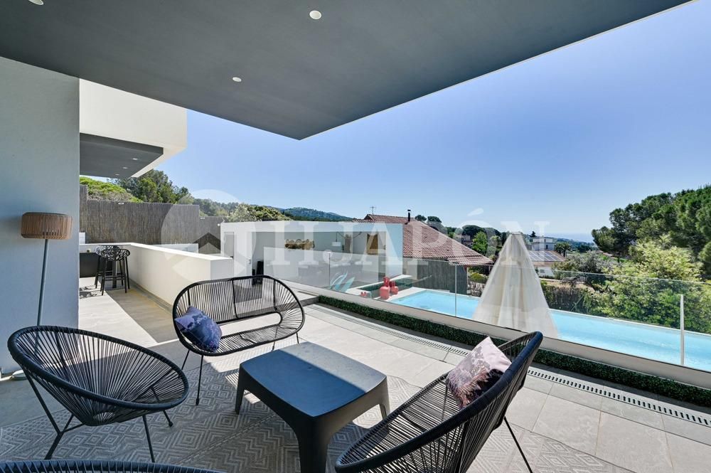 Terrace of House or chalet for sale in Alella  with Air Conditioner, Heating and Private garden