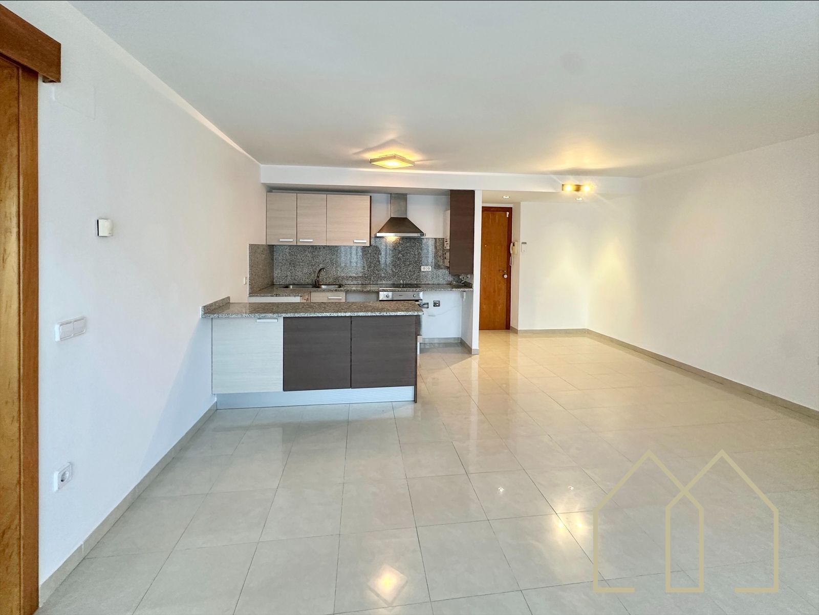 Pis en venda a comerç, Santa Cristina Poble