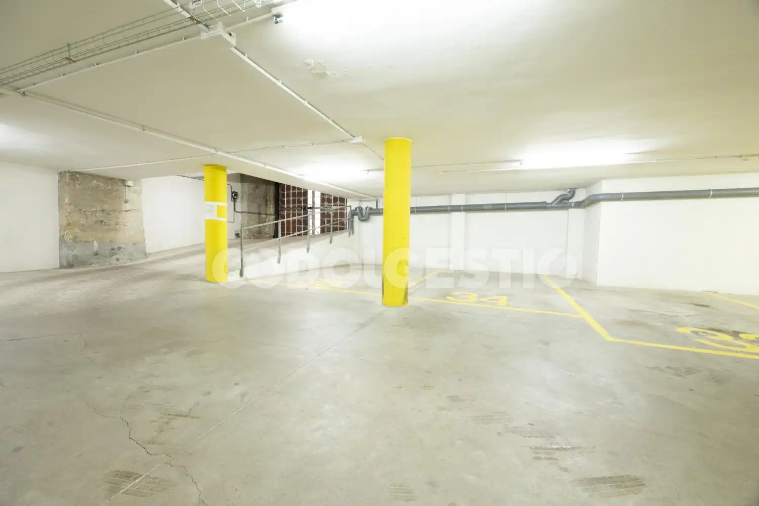 Parking of Flat for sale in Vic