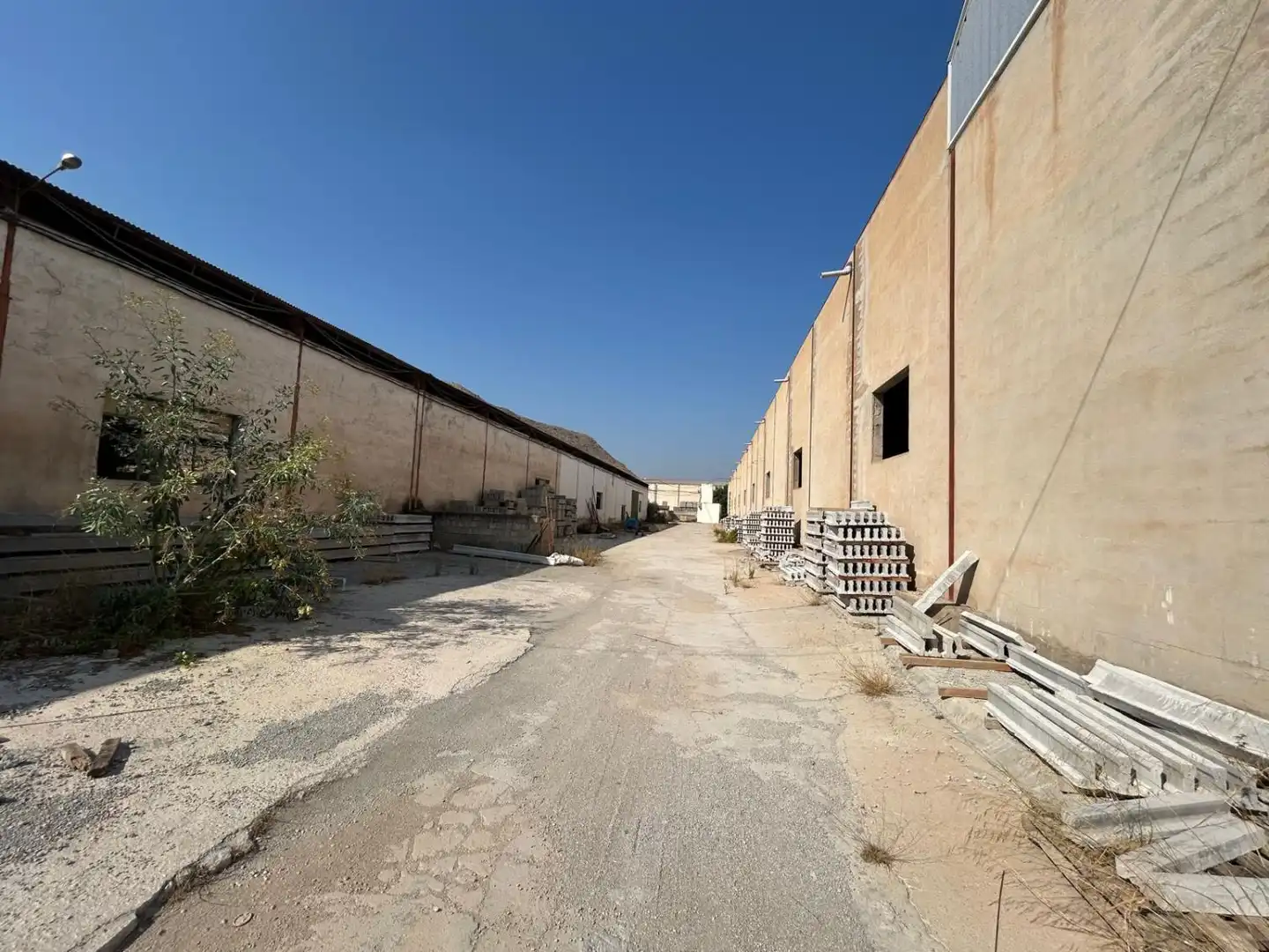 Vista exterior de Nave industrial en venta en Cox