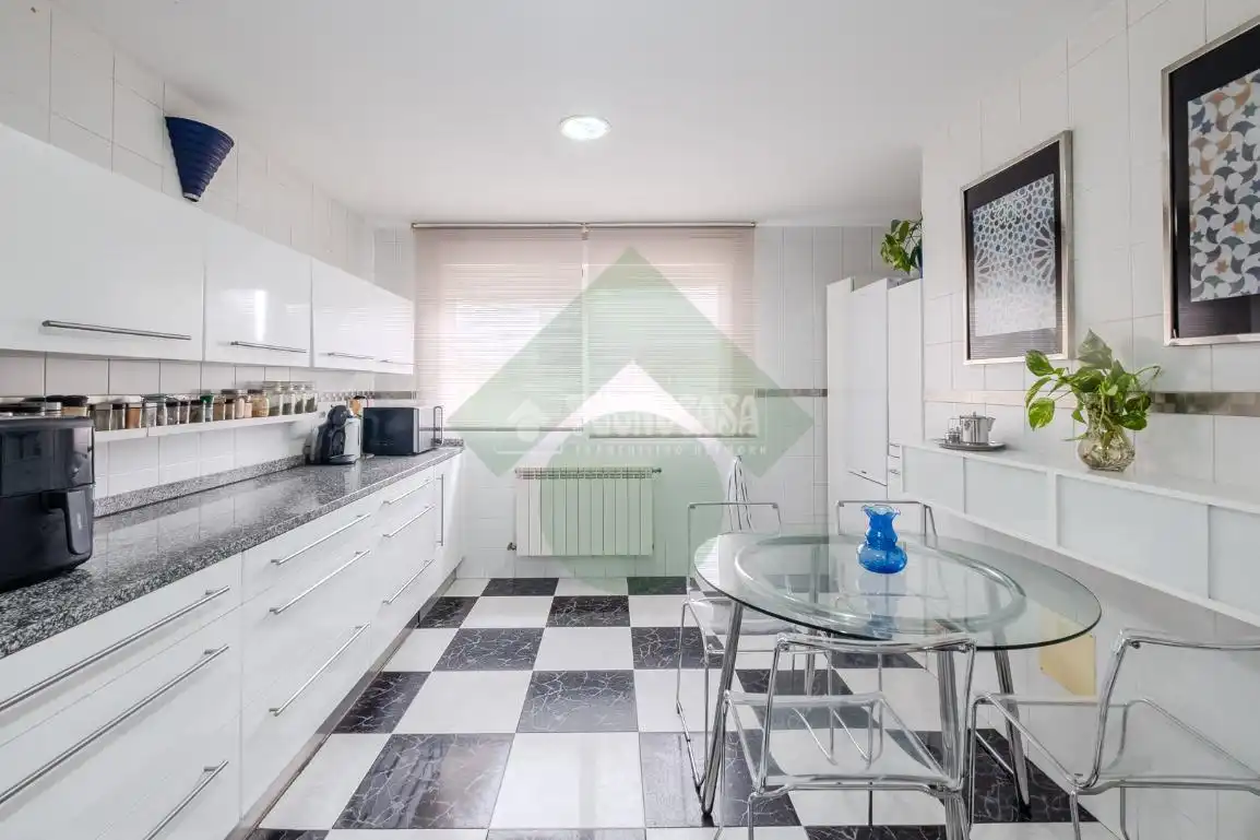 Cocina de Casa adosada en venta en Serranillos del Valle con Calefacción y Jardín privado
