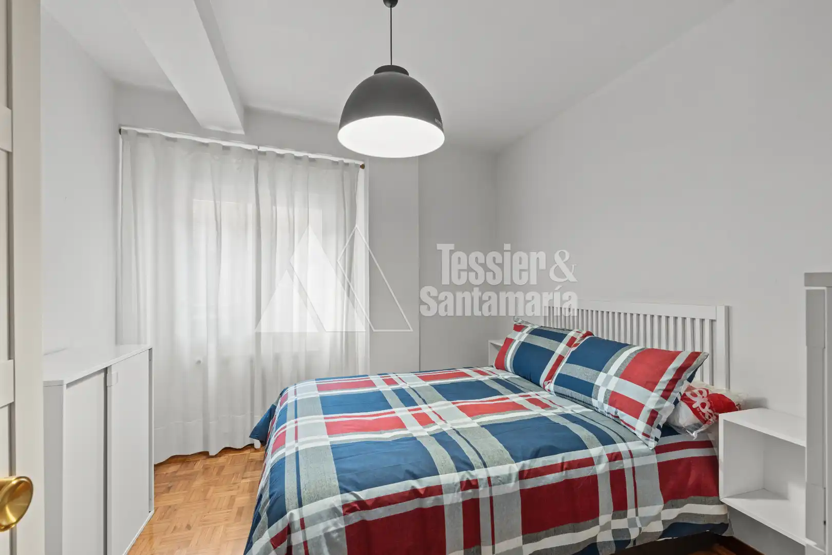 Schlafzimmer von Wohnungen zur Miete in Gijón  mit Heizung, Parkett und Möbliert