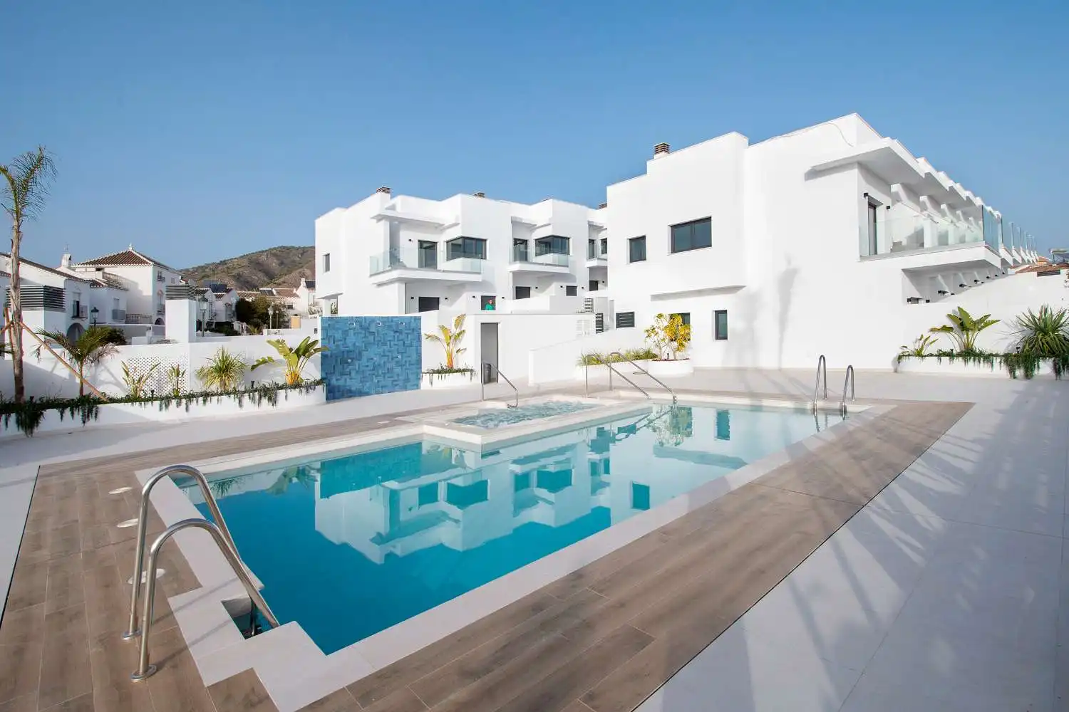 Piscina de Casa adosada en venta en Nerja con Aire acondicionado, Calefacción y Terraza