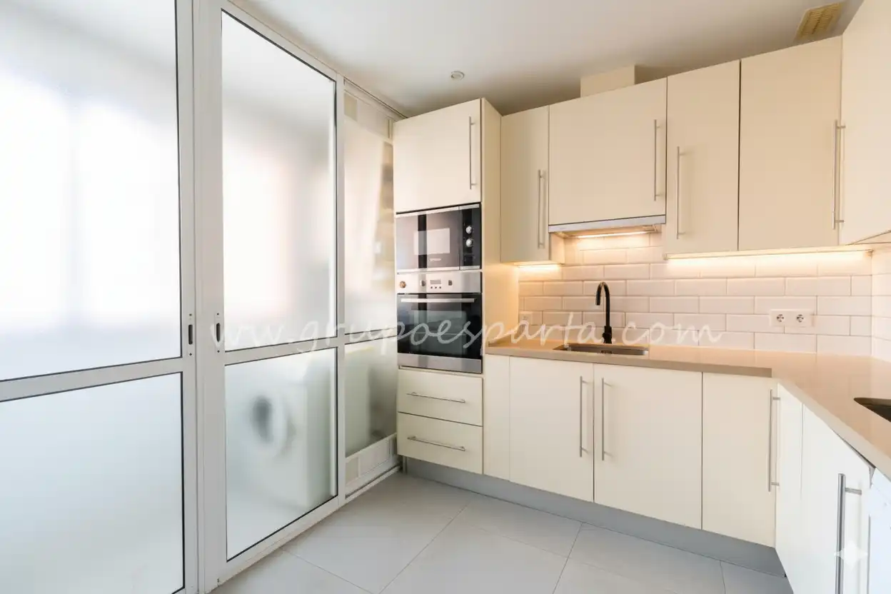 Kitchen of Flat for sale in Sevilla  with Air Conditioner and Terrace