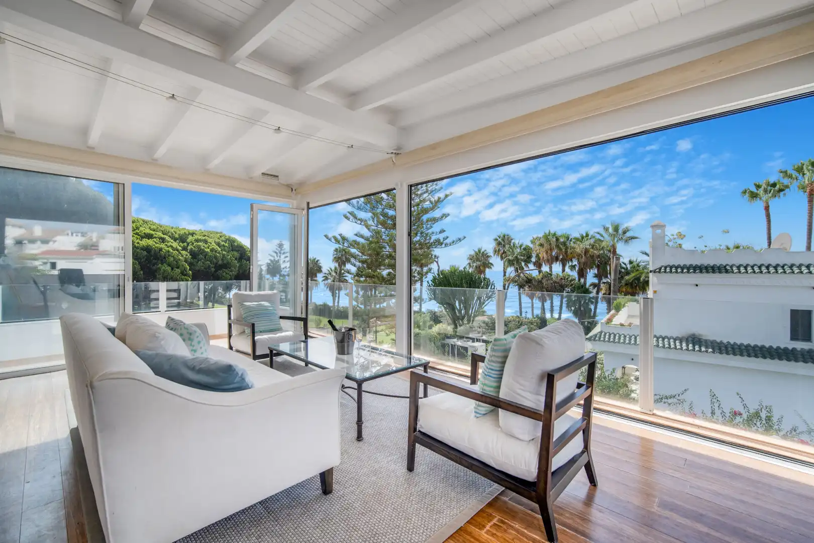 Sala d'estar de Casa adosada en venda en Marbella amb Aire condicionat, Jardí privat i Terrassa