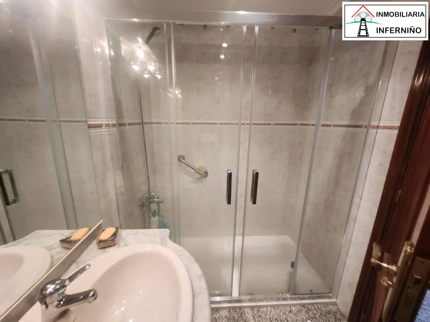 Badezimmer von Gebäude zum Verkauf in Narón