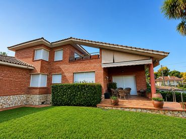 Villa con piscina in vendita a Olèrdola