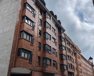 Vista exterior de Pis de lloguer en Oviedo  amb Calefacció, Parquet i Moblat